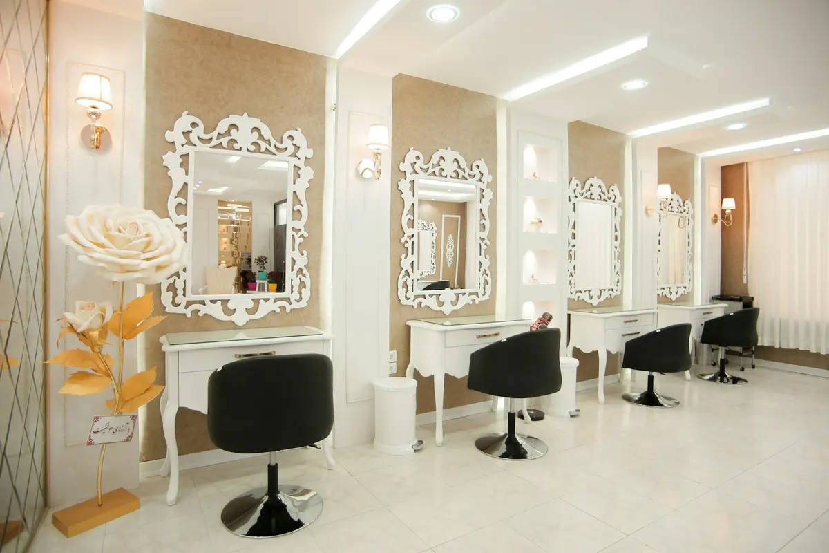 Ahşap çerçeveli aynaları ve koltuklarıyla aydınlık bir salon