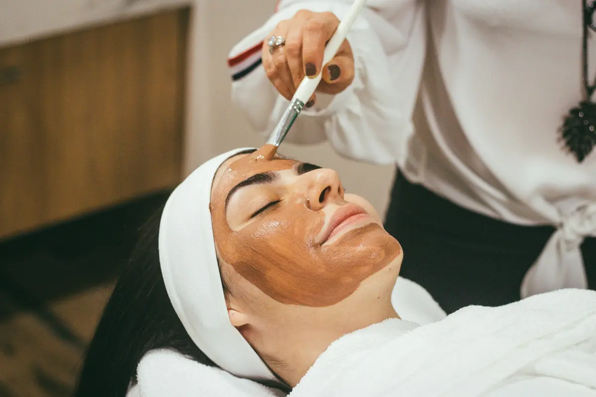 Cilt bakımında yüze maske uygulaması